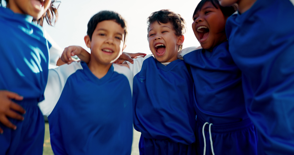 Niños celebrando victoria