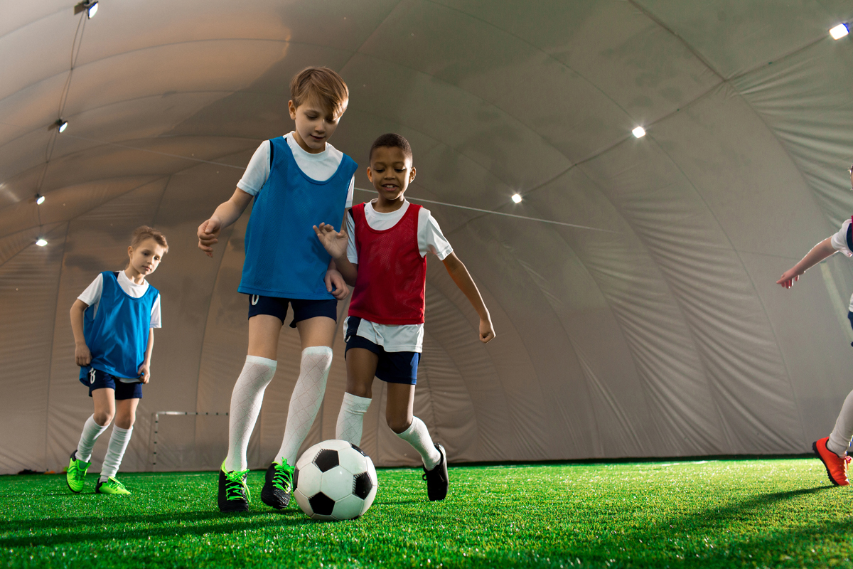 Niños jugando al fútbol
